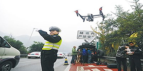 无人机出现交通事故现场